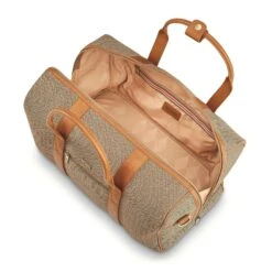 Hartmann Herringbone Deluxe Weekend Duffel 13 Hartmann Herringbone Deluxe Weekend Duffel -Victorinox Shop Hartmann Herringbone Deluxe Weekend Duffel 4 9faf8dc8 3f5f 4242 a03e 5fb3ce222c4e