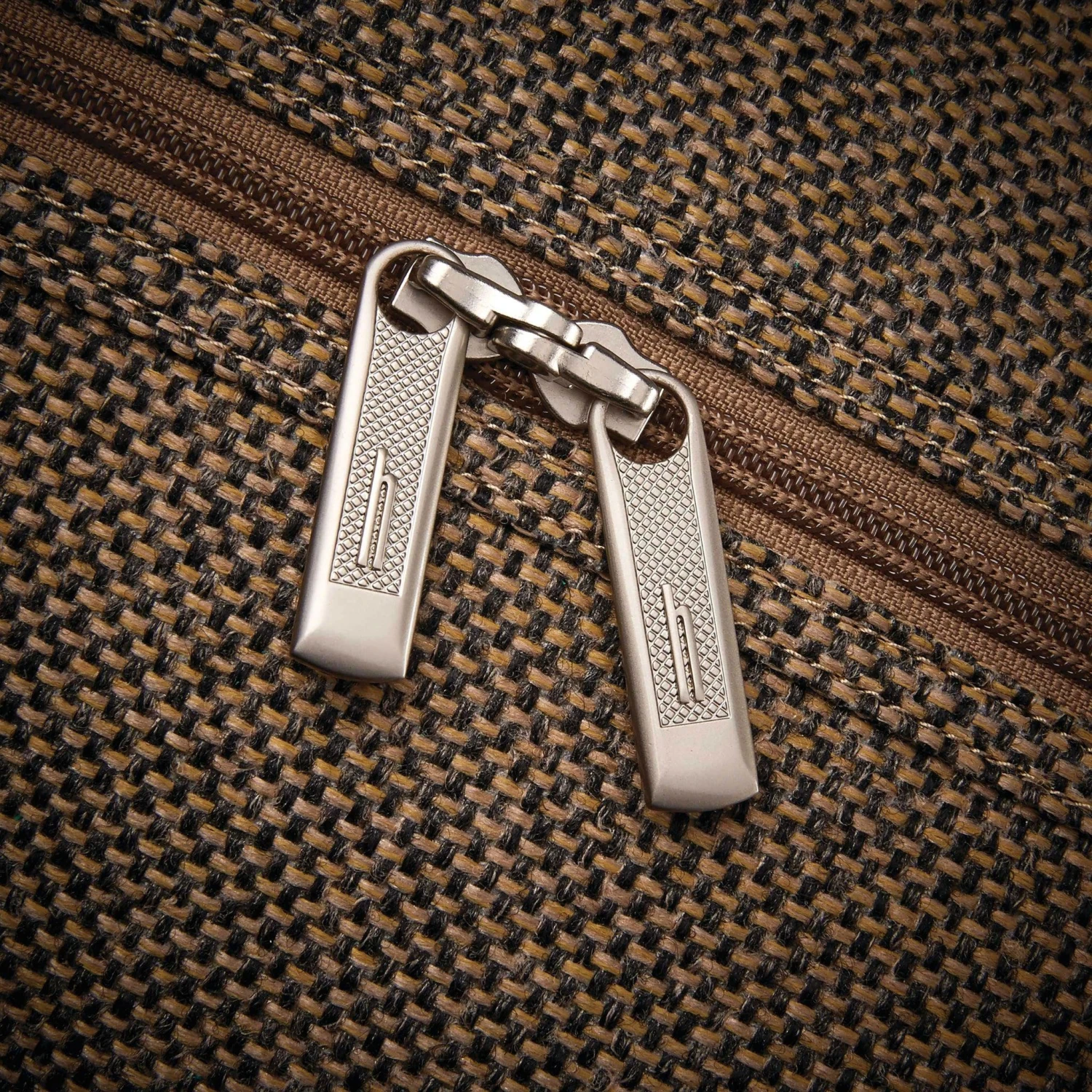 Hartmann Tweed Legend Voyager Spinner Garment Bag 8 Hartmann Tweed Legend Voyager Spinner Garment Bag - Image 8